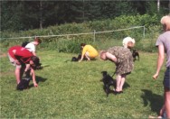 Ett� ne ihmiset jaksavat leikki� t�ss� helteess�...